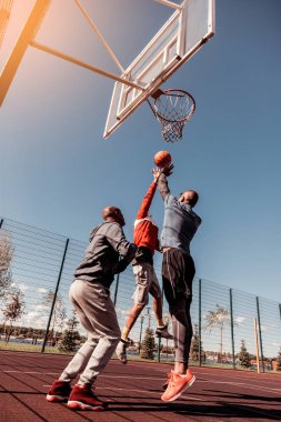 Güzel iyi genç erkekler top dokunmadan inşa