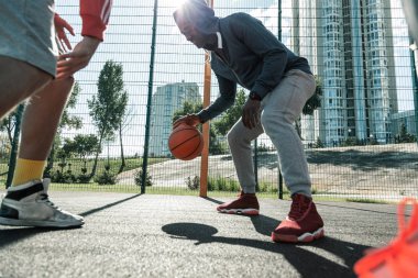 Bir basketbol topu sahip pozitif Afro Amerikalı adam