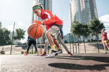 Oyun sırasında bir balo hoş genç adam