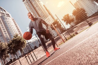 Mutlu mutlu pozitif adam size gülümseyen