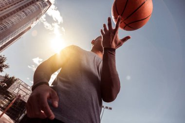 İyi bir adam bir top tutan düşük açılı