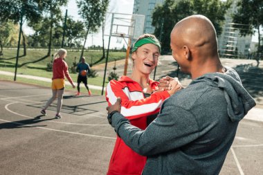 Çok mutlu güzel erkek arkadaşlar birbirlerini tebrik