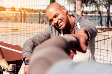 Güzel Afro Amerikalı adam arkadaşına bakıyor