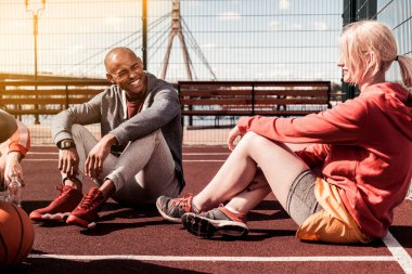 Neşeli mutlu kadının büyük bir ruh halinde