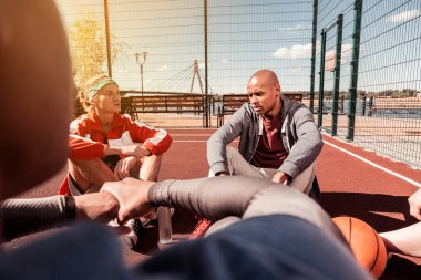 Bir daire içinde oturan güzel basketbol takımı