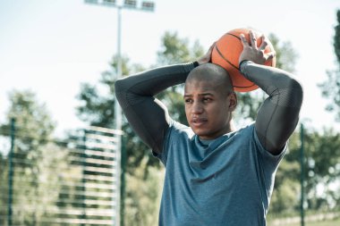 Hoş genç adam topu atmak hazırlanıyor