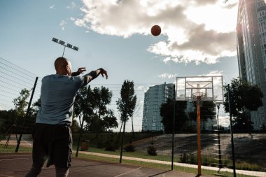 Turuncu basketbol topu havada olmak