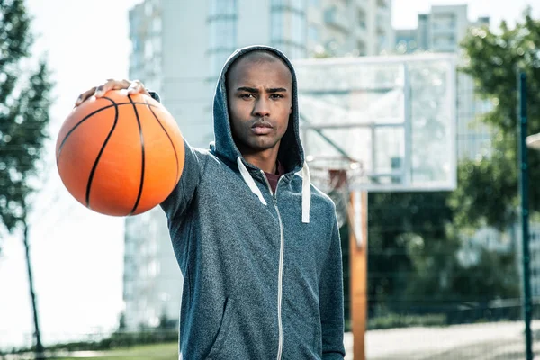 Niza hombre afroamericano teniendo un entrenamiento de baloncesto —  Fotos de Stock