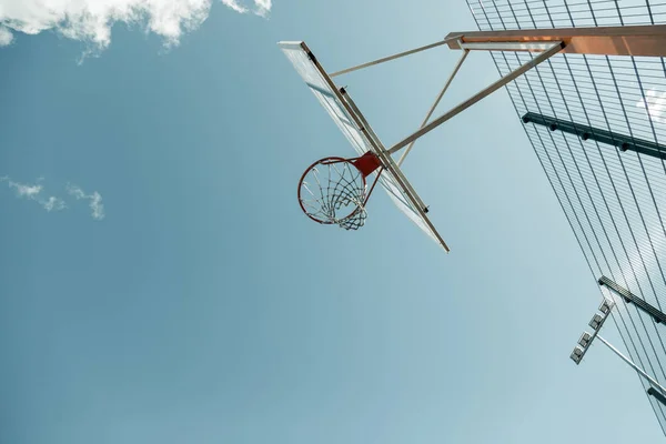 Låg vinkel av en tom basket korg — Stockfoto