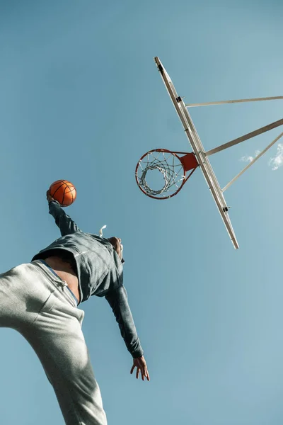 Sudut rendah dari pemain basket melompat — Stok Foto