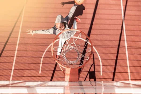 Bovenaanzicht van een mand boven de grond basketbal — Stockfoto