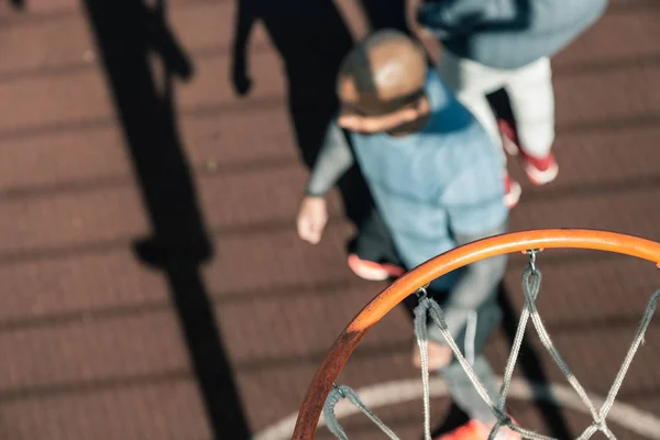 Selektiv fokus för en basketbollring ovanför marken — Stockfoto