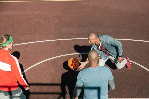 Widok z góry przyjemny młodych mężczyzn, gry w koszykówkę — Zdjęcie stockowe