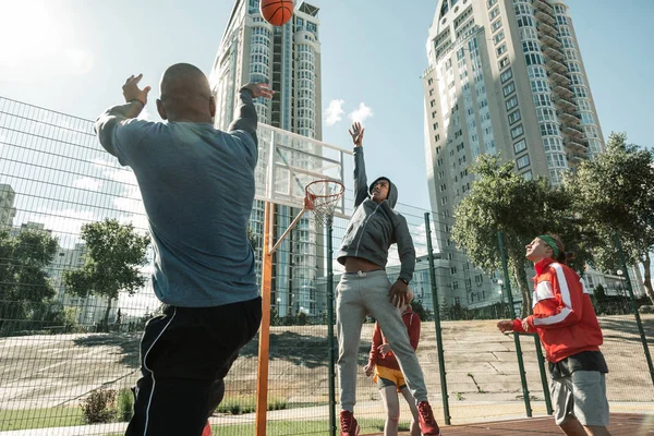 Agradable joven tratando de atrapar la pelota — Foto de Stock