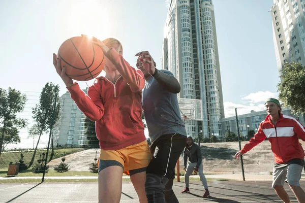 Buen hombre fuerte tratando de tomar la pelota — Foto de Stock