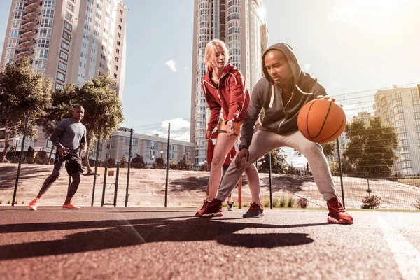 Agradable joven mujer tratando de conseguir la pelota — Foto de Stock