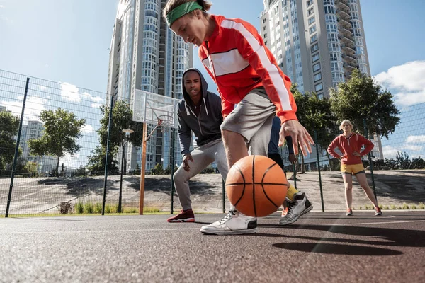 Sportig unga människor att ha en basket match — Stockfoto