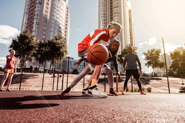 Nette junge Leute, die versuchen, den Ball zu bekommen — Stockfoto