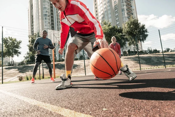 Gran bola naranja volando por encima del suelo — Foto de Stock