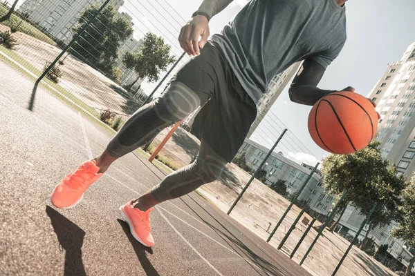 Bem construído bom homem jogando basquete sozinho — Fotografia de Stock