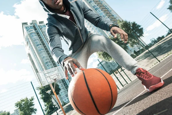 Orange basket boll faller på marken — Stockfoto