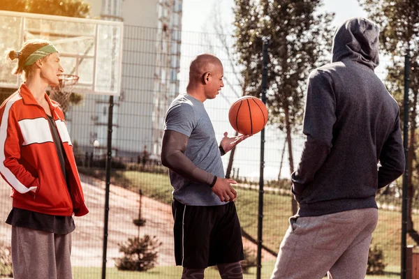 Positivo agradable hombres que se preparan para el juego — Foto de Stock