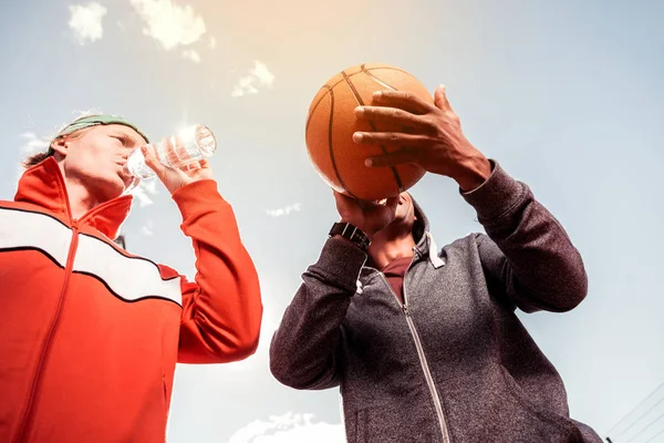 Skutečný Sport Nízký Úhel Basketbal Míč Rukou Hodného Muže Příjemný — Stock fotografie