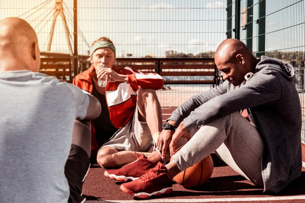 Agradables hombres bien parecido descansando juntos después del partido — Foto de Stock