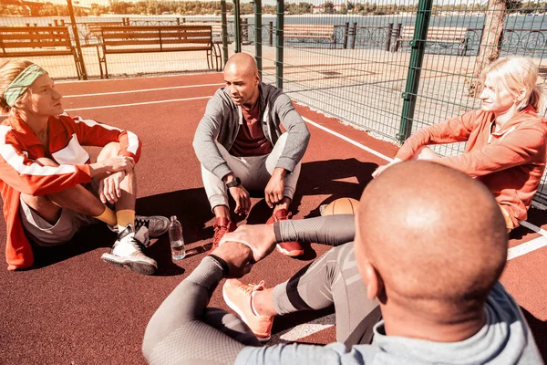 Spor hakkında bir tartışma sahip pozitif gençler — Stok fotoğraf