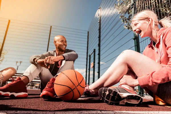 Balón de baloncesto tirado cerca de una joven feliz — Foto de Stock