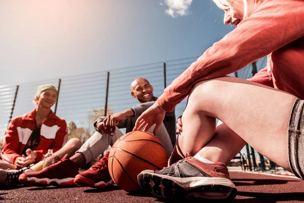 Balón de baloncesto naranja tirado en el suelo — Foto de Stock