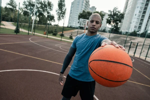 Selectieve aandacht van een bal die wordt gebruikt voor het afspelen van — Stockfoto