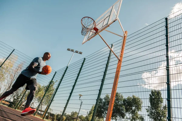 Schöner afroamerikanischer Mann mit einem Basketballtraining — Stockfoto