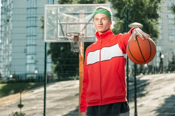 Agradables hombres bien construidos haciendo actividades deportivas —  Fotos de Stock