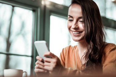 Güzel esmer kız telefon mesajı okuma