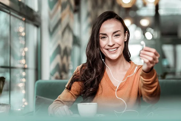 Mooie brunette vrouw genieten van haar avond in café — Stockfoto