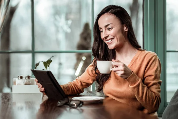 Pozytywne zadowolona osoba płci żeńskiej, ciesząc się smaczne herbaty — Zdjęcie stockowe