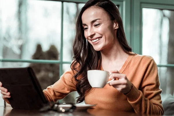 Increíble joven pasando la mañana en la cafetería — Foto de Stock