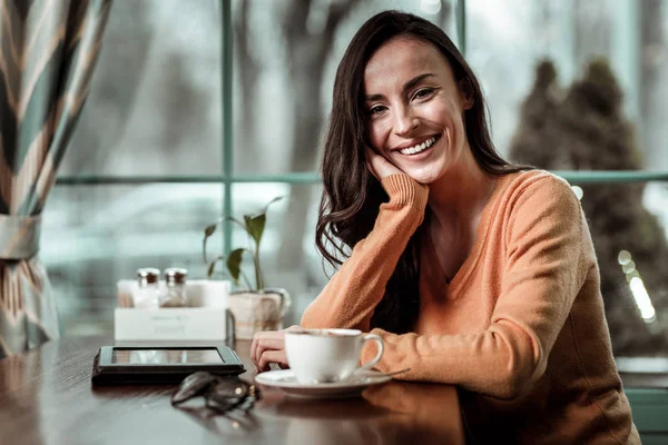 Vrolijke vrouw te wachten voor haar vriend in café — Stockfoto