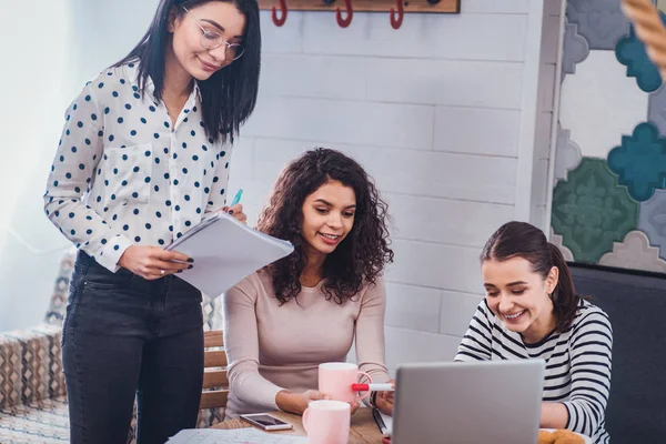 Snygg smart intelligent kvinna som håller hennes anteckningar — Stockfoto