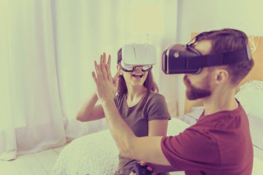 Video oyununda kazanan Vr gözlük güzel çift