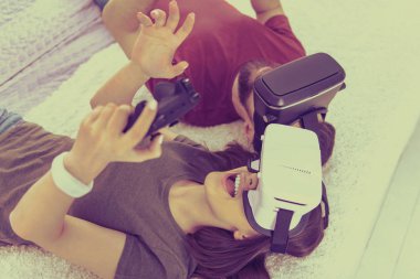 Eğleniyor heyecanlı kadın video oyunları oynarken