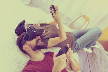 Sanal gerçeklik gözlük takan rahatlatıcı hoş çift