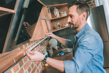 Yakışıklı sakallı adam alarak önlemler