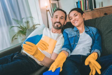 Mutlu çift temizlendikten sonra dinlenme