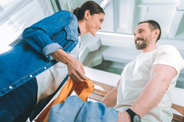 Düşük açılı fotoğraf konuşurken memnun insan