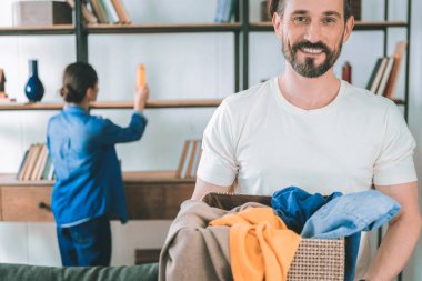 Mutlu adam portresi bu holding kutusuyla elbise