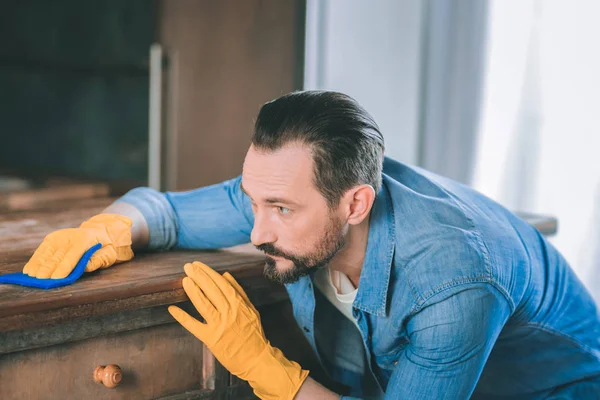 Figyelmes férfi takarítás bútor — Stock Fotó