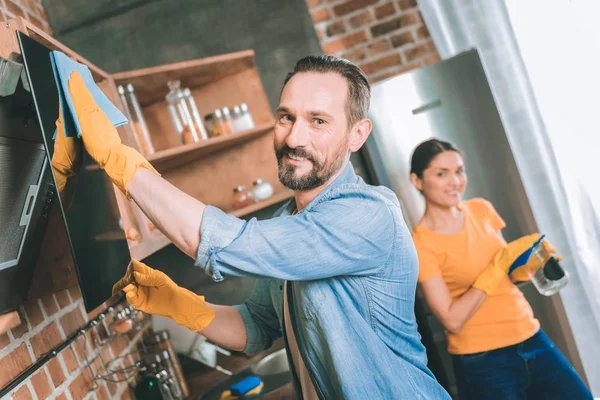 Vrolijke bebaarde man die zich voordeed op camera — Stockfoto