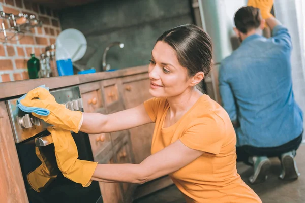 Haz Que Brille Chica Bonita Expresando Positividad Mientras Limpia Cocina —  Fotos de Stock